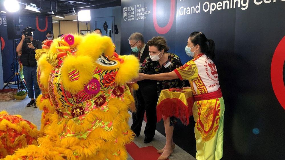 UOWCHK President Ms Vanessa Bourne and Board of Governors Member Mr Vincent Chow dotting the eyes of the lions